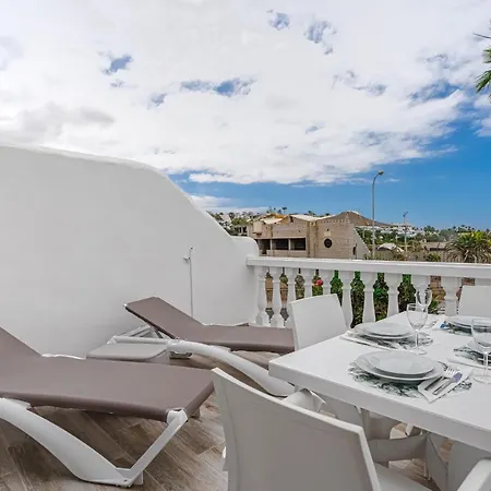Fully Refurbished Holiday Apartment With Terrace アデヘ